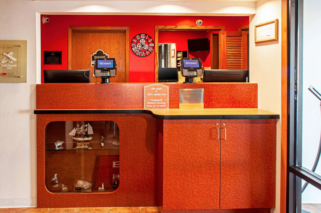 Econo Lodge Menomonie On The Bay