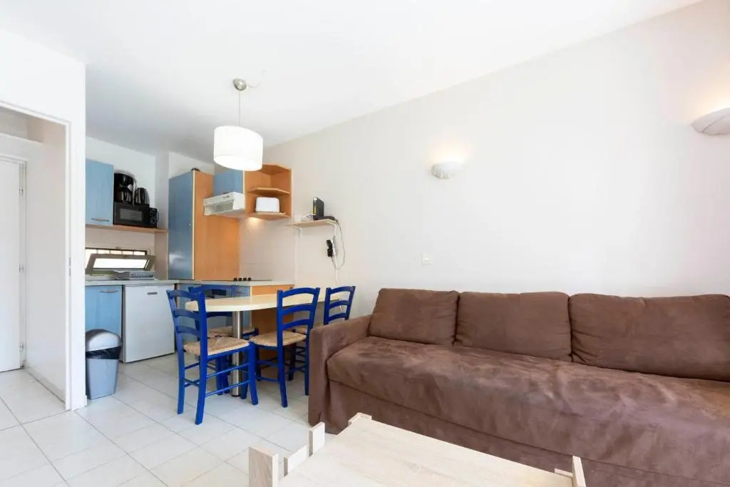 1 bedroom apartment in a residence with a swimming pool and a parking spot