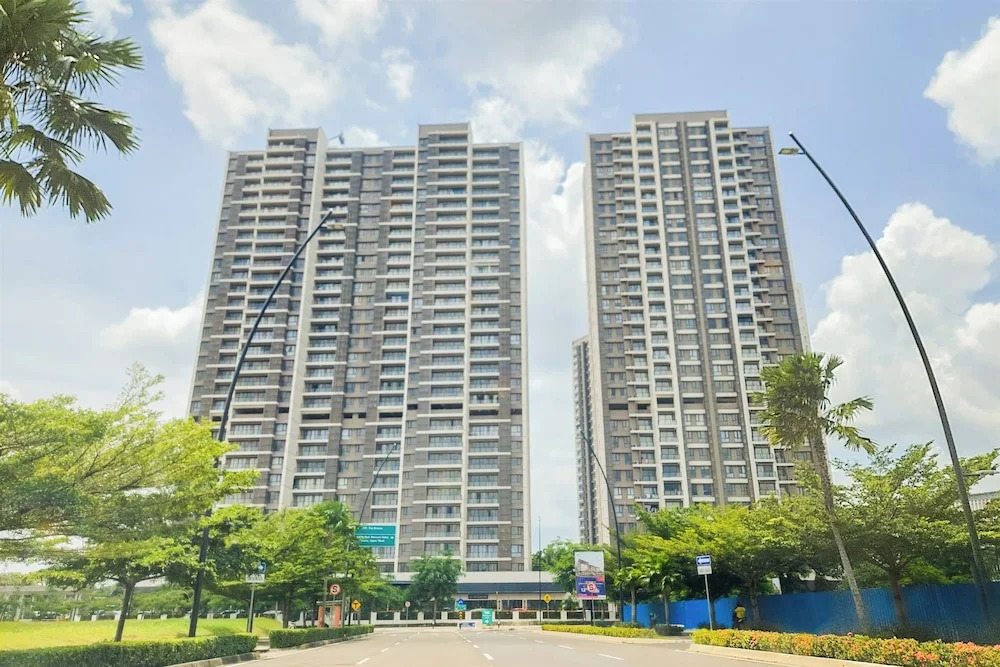 Spacious And Homey Living 3Br At Sky House Bsd Apartment