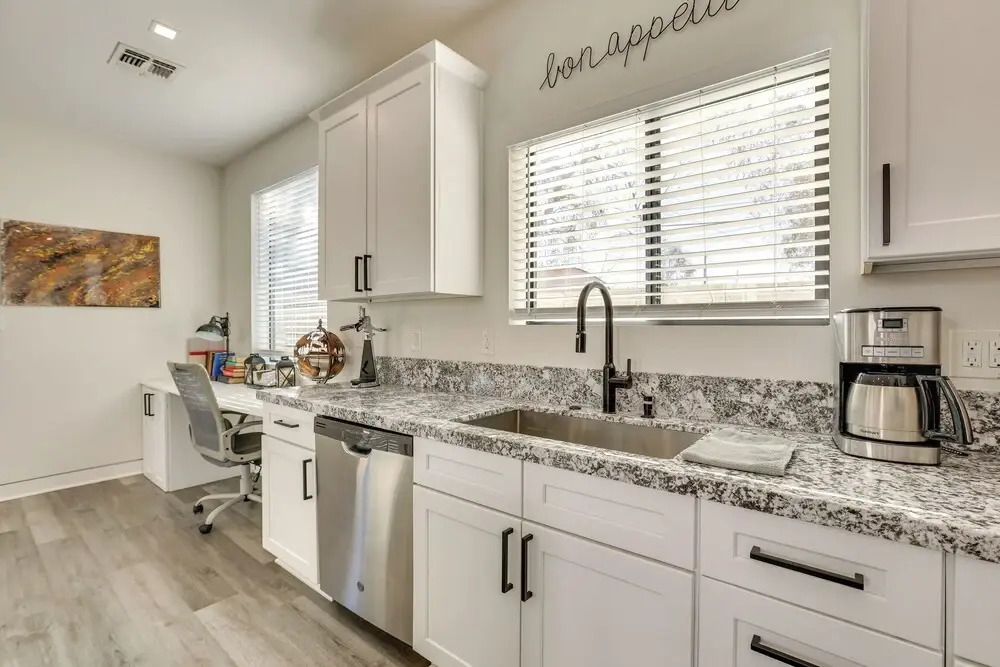 2 Mi to Dtwn Phoenix: Sleek Apt w/ Fenced Yard!