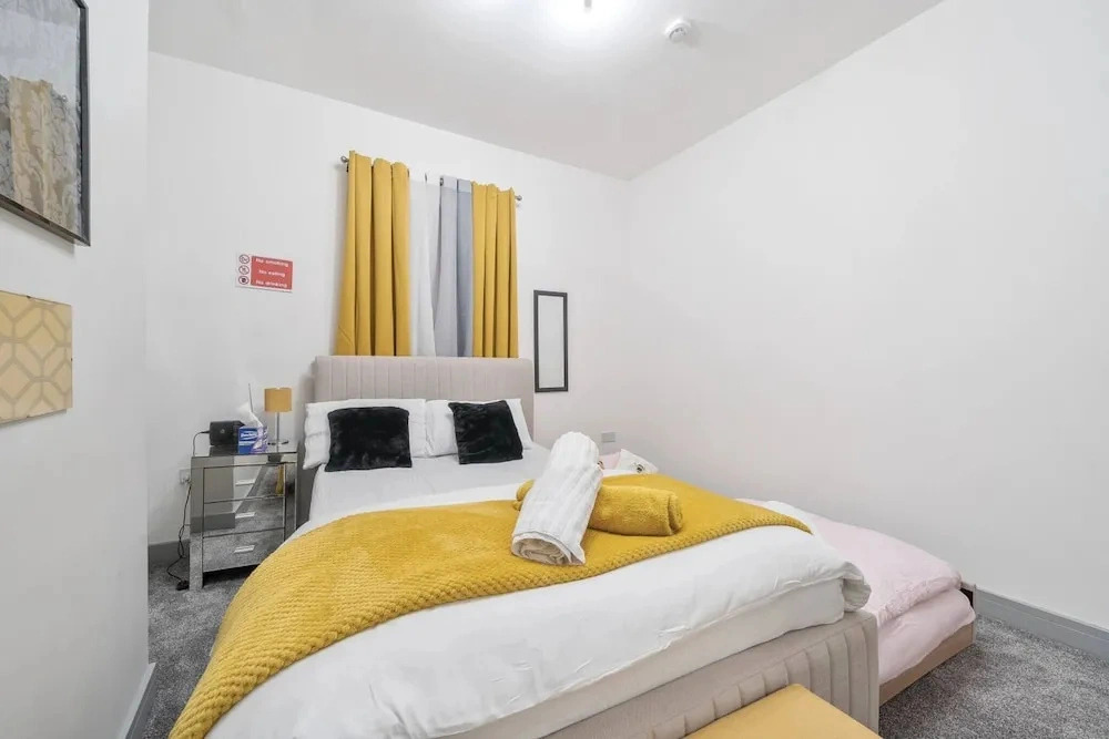 Contractor-friendly 2-bedroom House With Free Parking