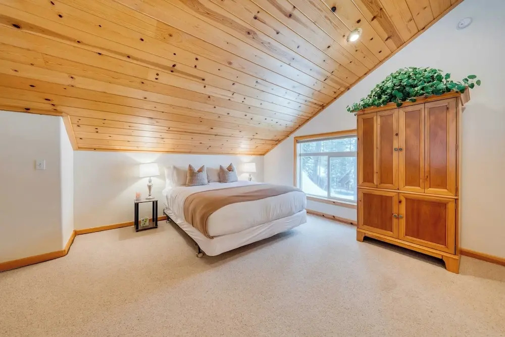 Pinewood Lodge by Avantstay Cozy Cabin Near Ski Resorts & Hiking