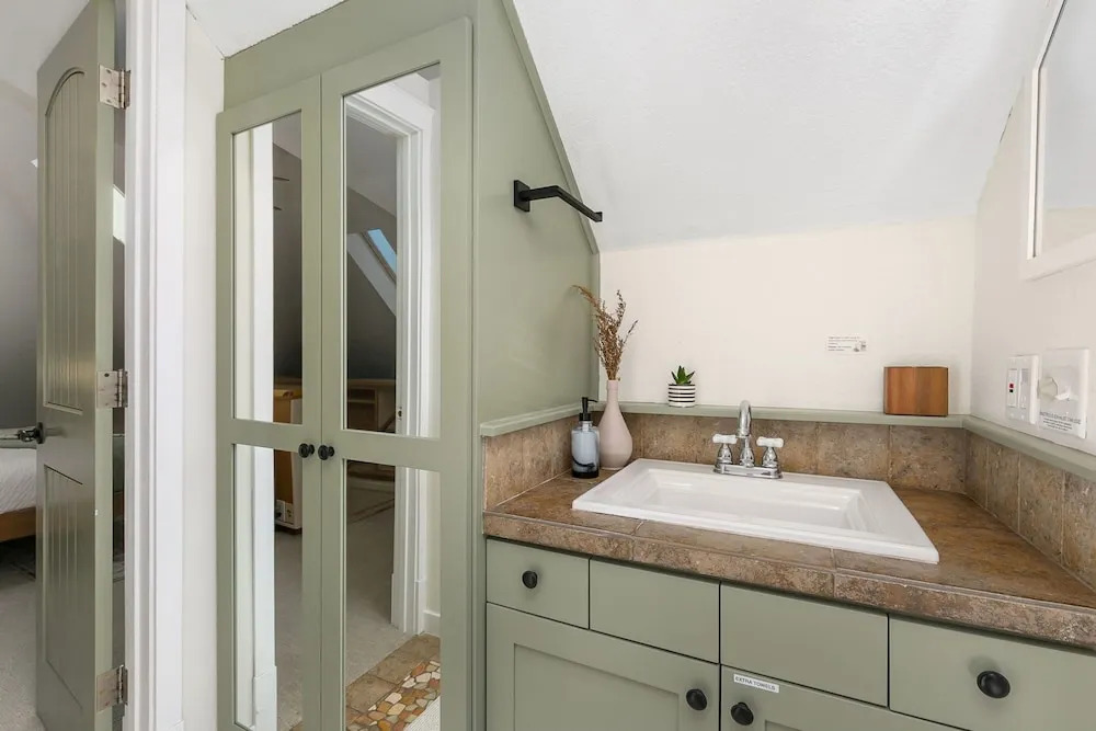 Chic Luxury Retreat in Old Town Walk Everywhere!