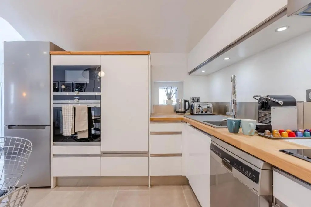 SERRENDY Stylish 2-bedroom apartment 1-minute walk to beaches