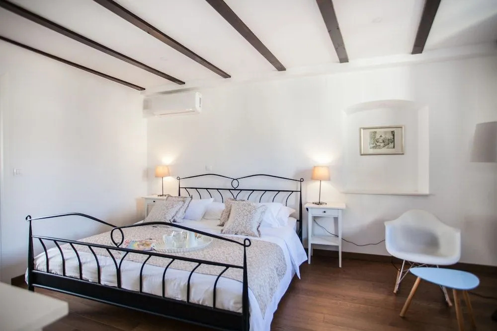 Tinel Longo, holiday home for up to 8, city center, BBQ, terrace