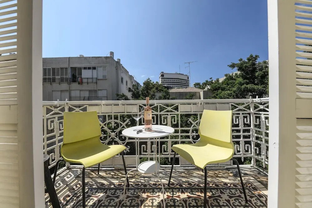 Modern & Bright 3BR Apt with Shelter by Sea N Rent