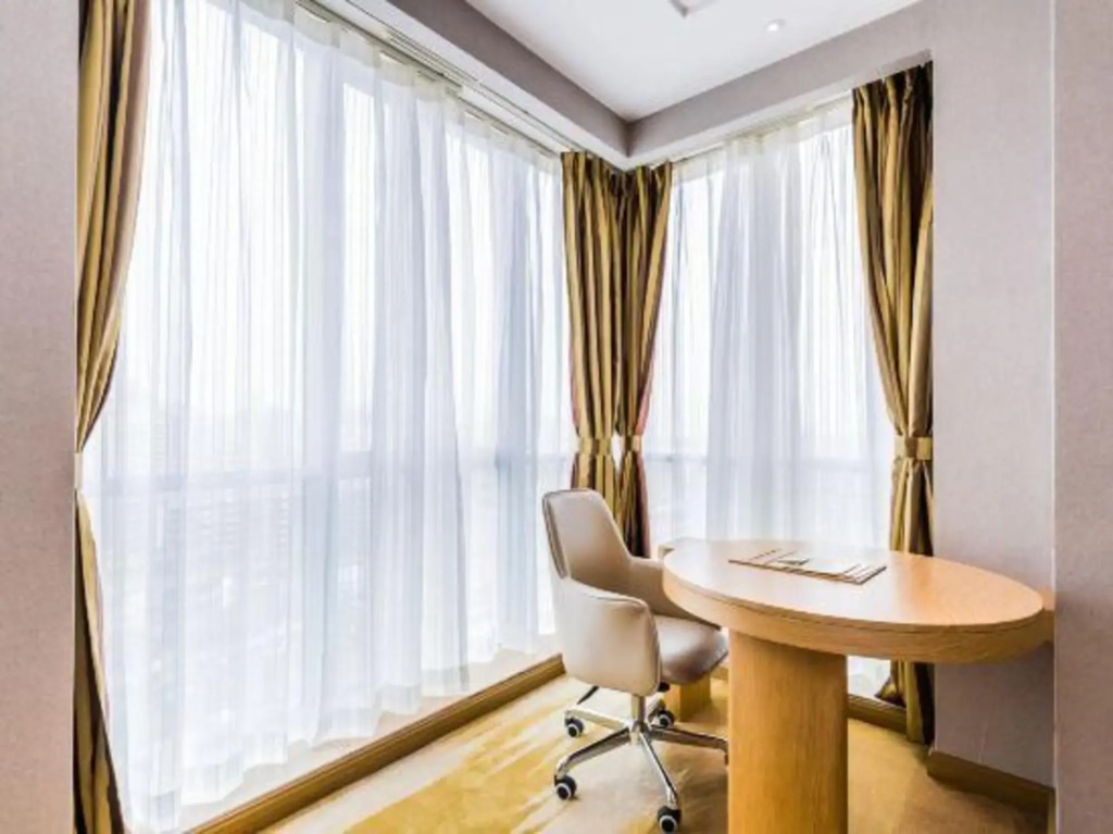 Vienna International Hotel (Zhaoqing Center Lake-view)