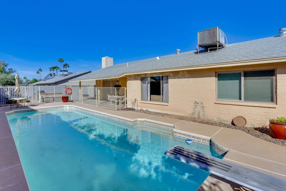 Pool, Patio & Fireplace: Glendale Oasis!