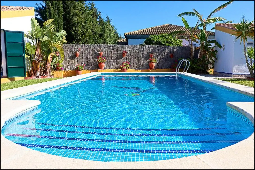 Chalet con piscina en Roche Viejo