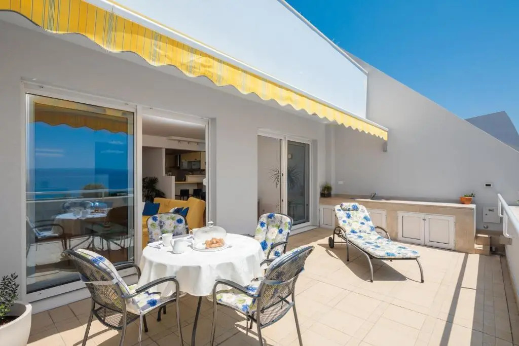 Seaside Apartment Gold 1row