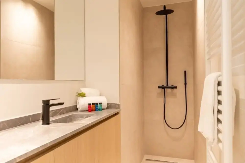 Stunning Apartment on top Location With Parking