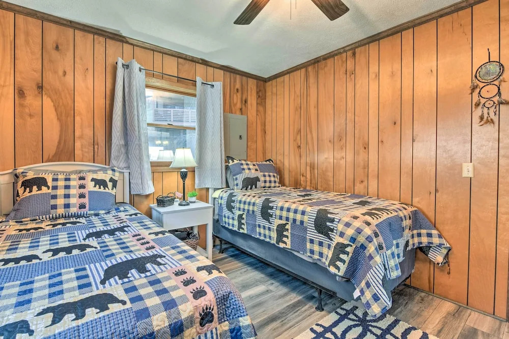 Cozy Maggie Valley Cabin, 1 Mi to Tube World!