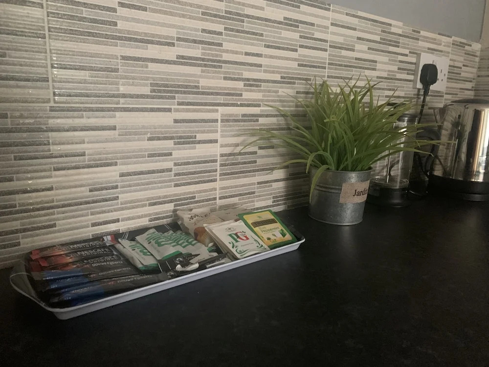 Absolute Stay in Sherwood-free Parking-east Midlands Airport-contractors-family