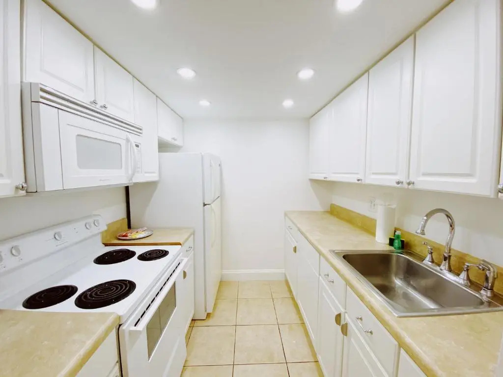Bayview Regency Apartments By Lowkl