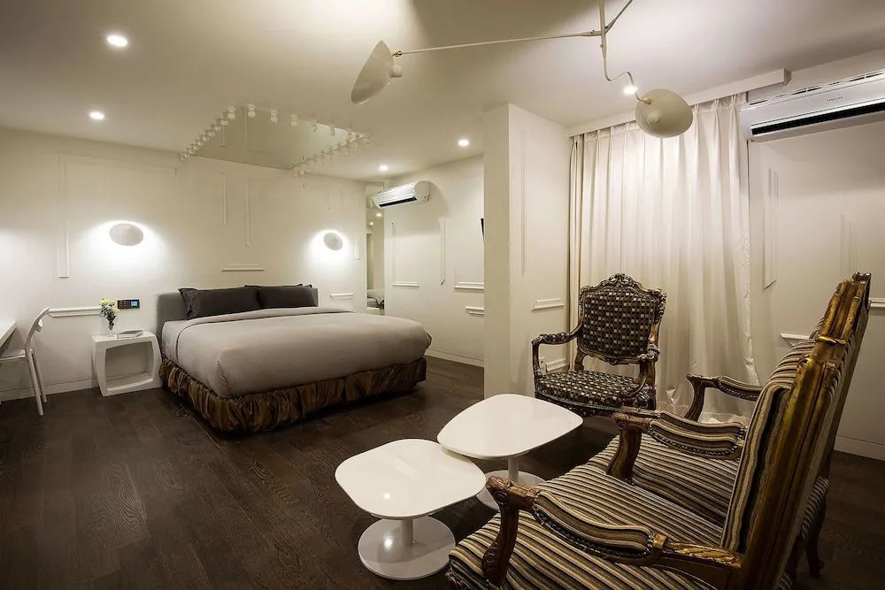 Nineth Hotel