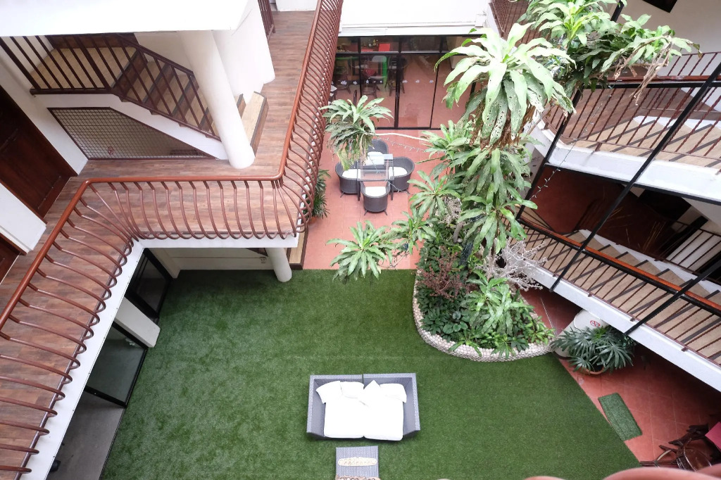 Kiwi Hotel
