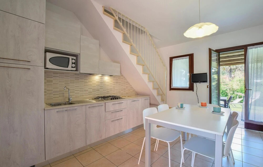 3 Bedroom Lovely Home In Albarella Ro