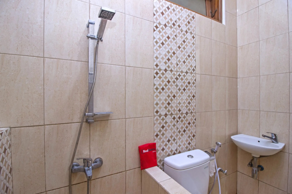 Residences by RedDoorz near Rumah Mode