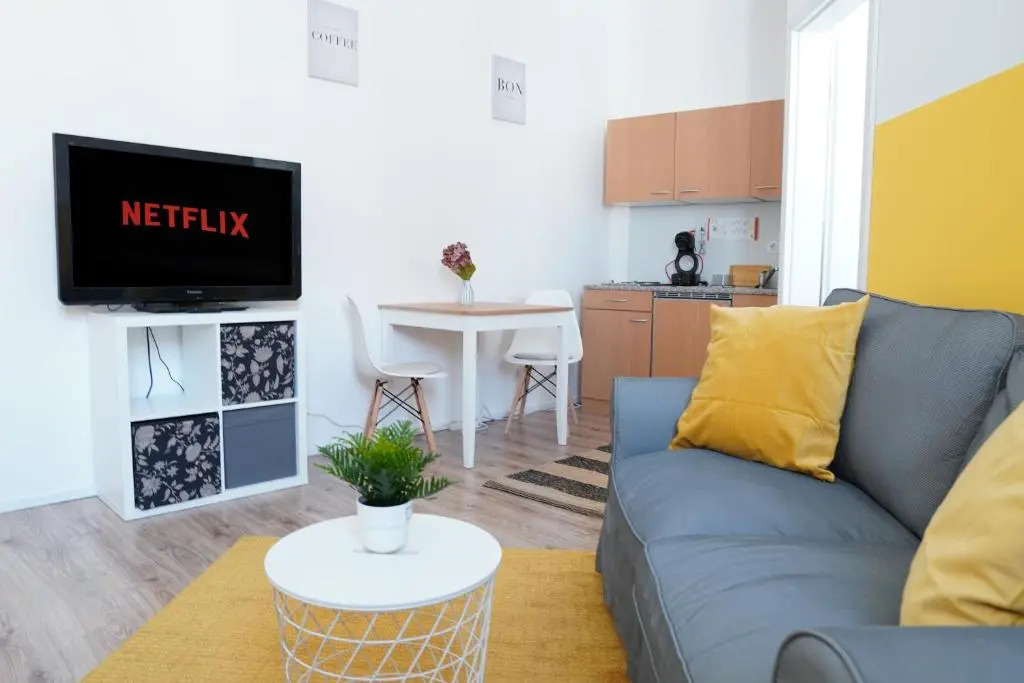 FULL HOUSE Studios - Yellow Apartment - NETFLIX + Nescafé