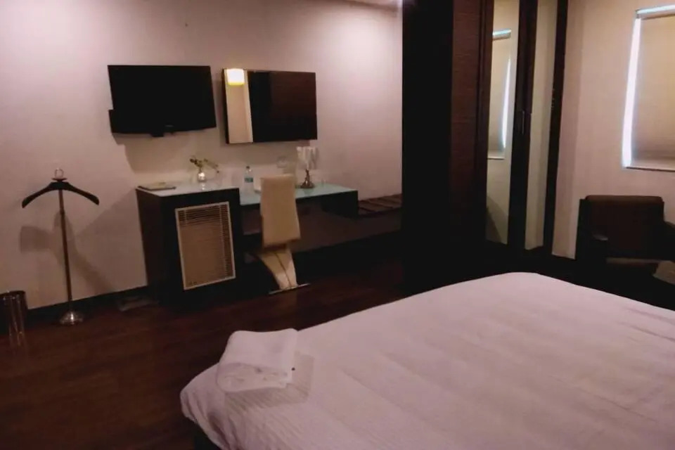 FabHotel Rr Grand - Next To Trendset Mall