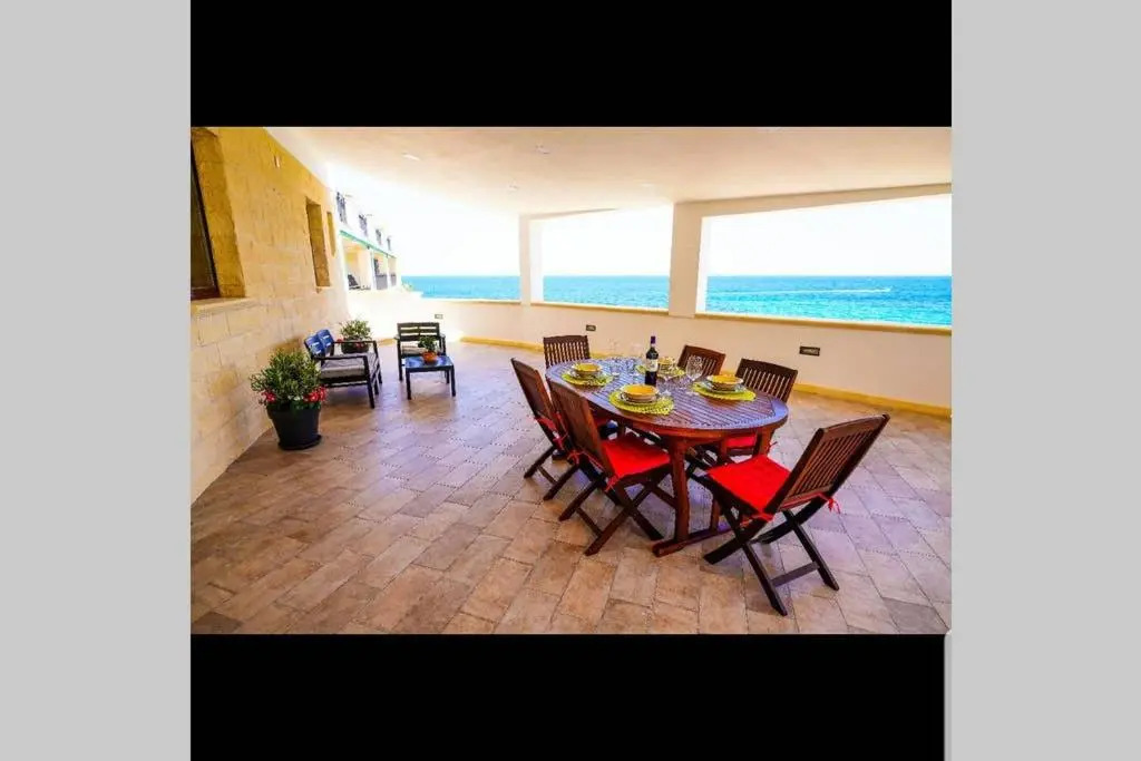 I Tri Scogghi , Villa sul Mare