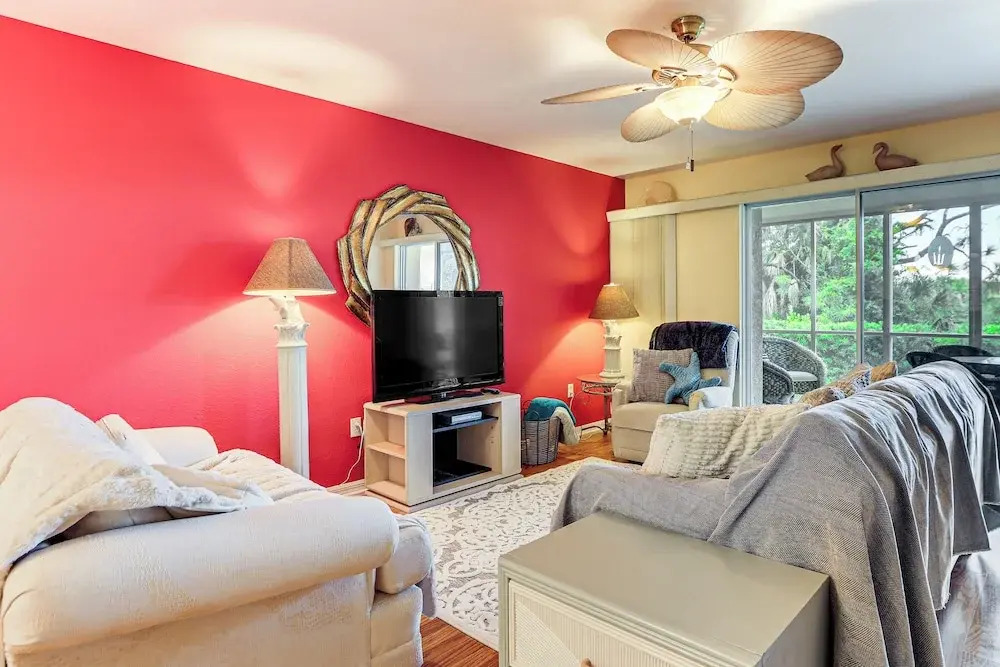 8 Mi to Beach w/ Pool Access: Englewood Condo!