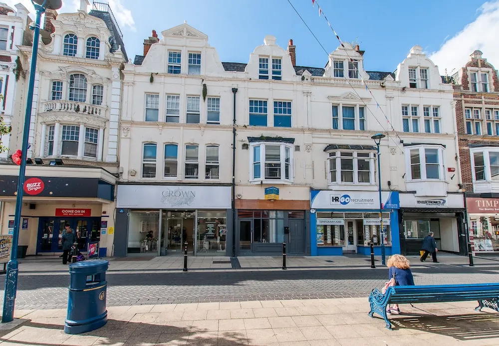 3 Bed Flat in Pedestrianized High Street