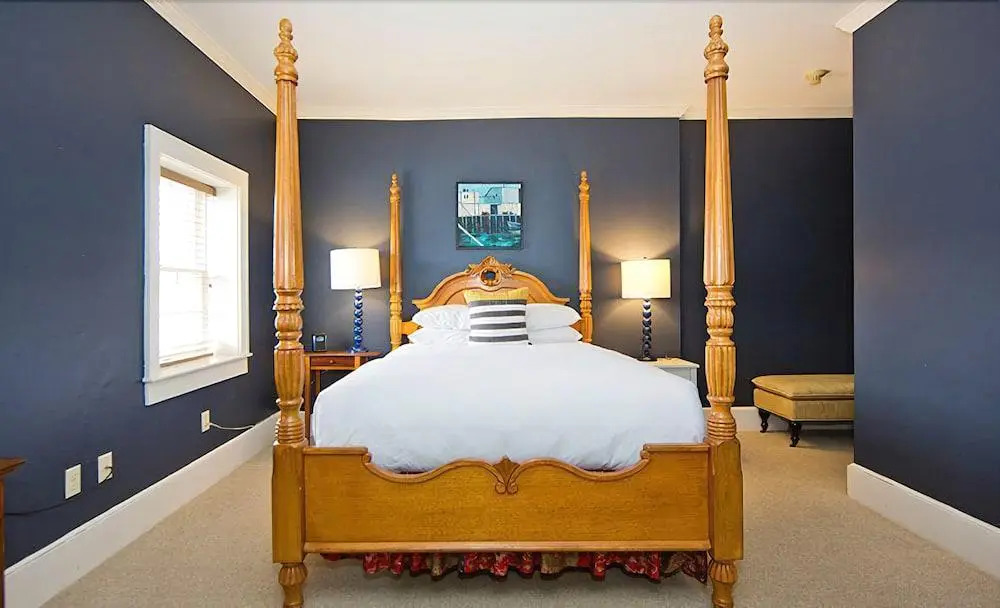 The Lindsey Hotel