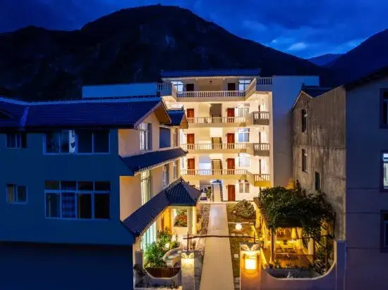 Jiuzaigou Huayujian Homestay