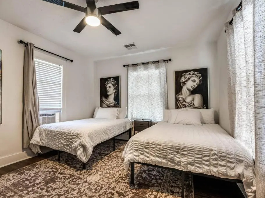 5 BR Home with Giant Yard and Theater Room in Uptown