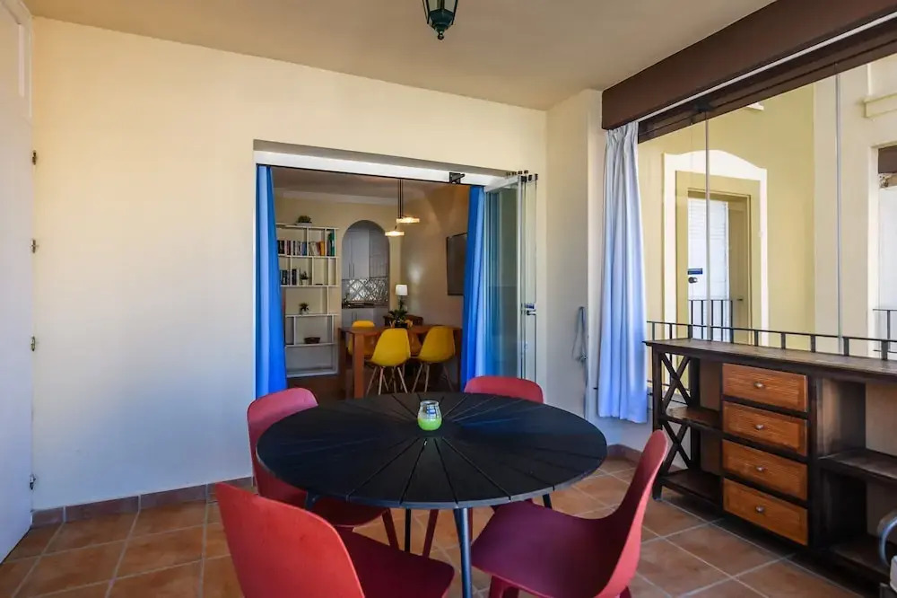 Beachside Apartment With Pool