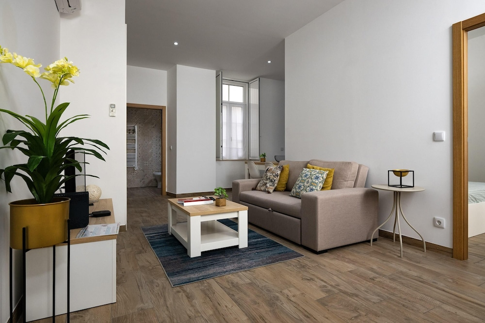 Red Door Flat by Trip2Portugal