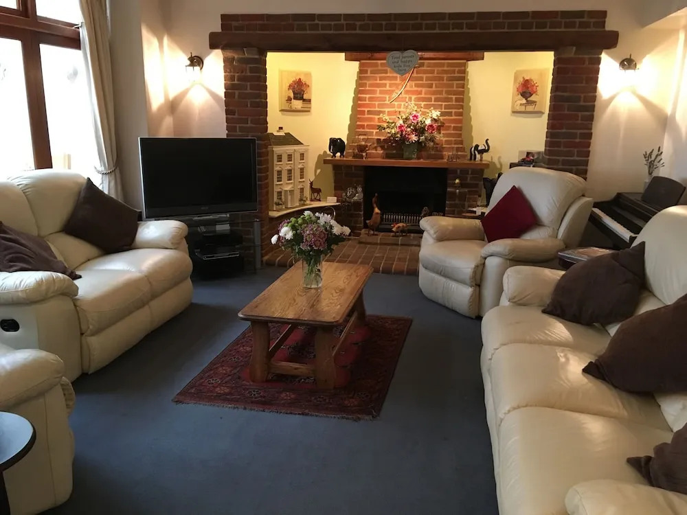 Trumbles Gatwick B&B, Peaceful Stay with Parking & Easy Airport Access