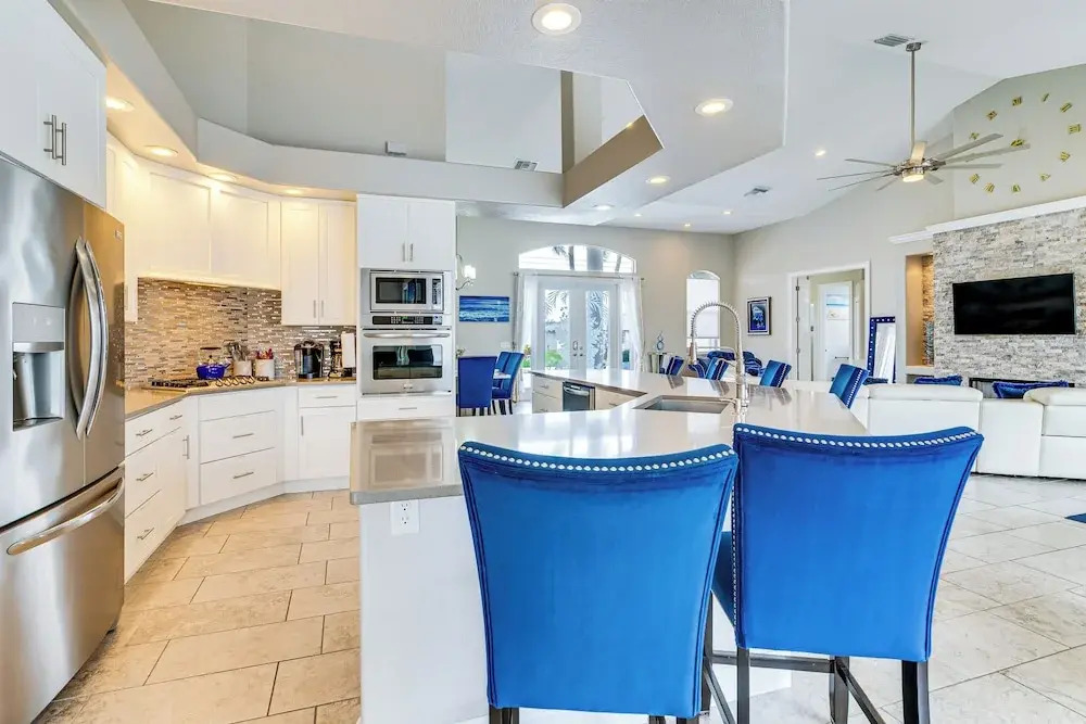 Canalfront Pool & Hot Tub: Home in Cape Coral