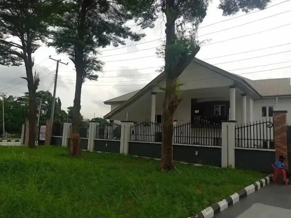 Hubbies Royale Hotel
