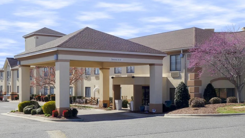 Holiday Inn Express SHELBY @ HWY 74
