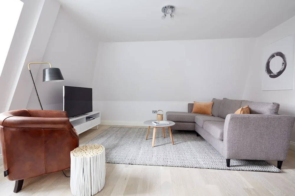 Charming 2BR West End Suites by Sonder