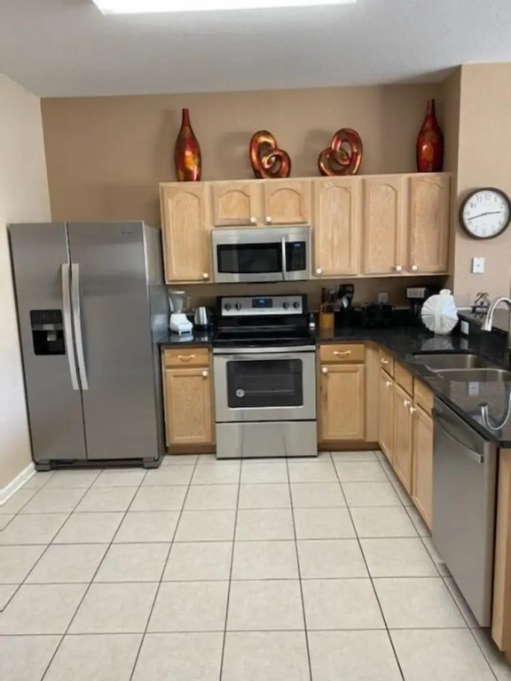 3 Br 2 Miles To Disney, Pool, Free Wifi And More 3 Bedroom Townhouse by RedAwning