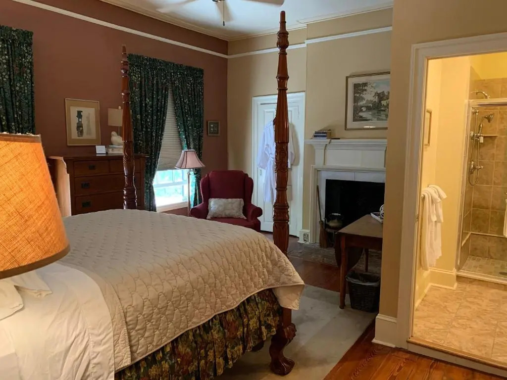 The Lily Inn - Burlington