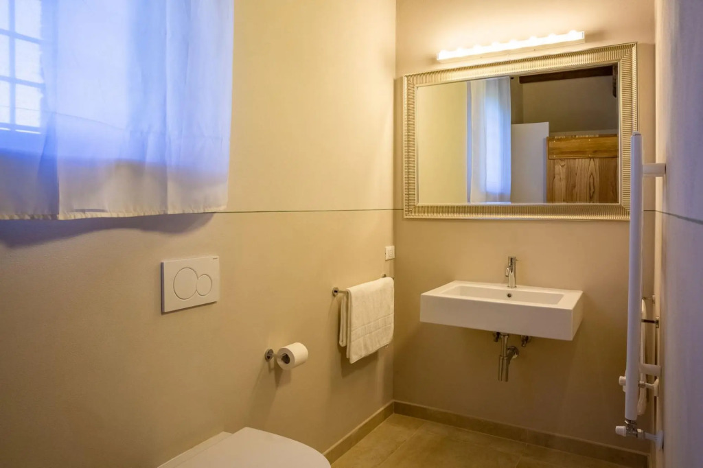Podere Acqua Calda is an old stone farmhouse, recently renovated, located within walking distance fr-Podere Acqua Calda