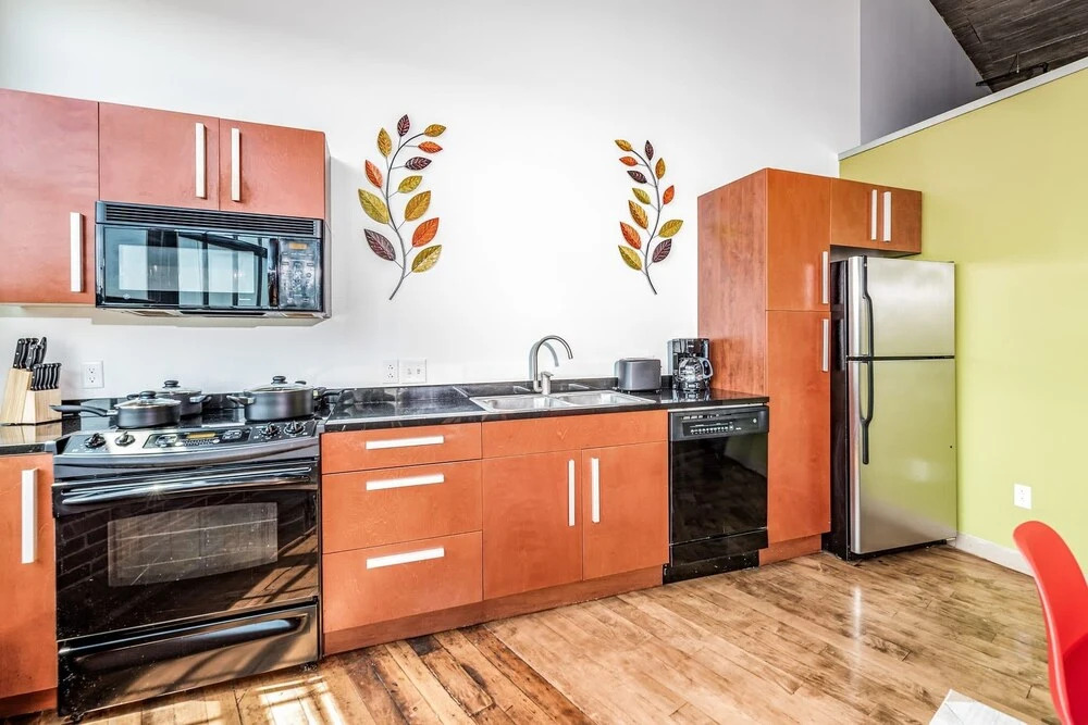2BR Park Ave Townhome with parking by Cozysuites