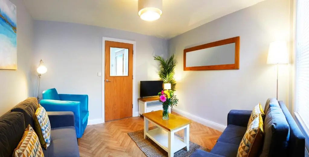 Beautifully furnished 4-bed townhouse on South Cliff