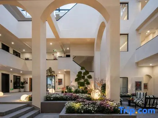 Xingman Yunli Designer Oxygen Homestay (Dukezong Ancient City Branch)