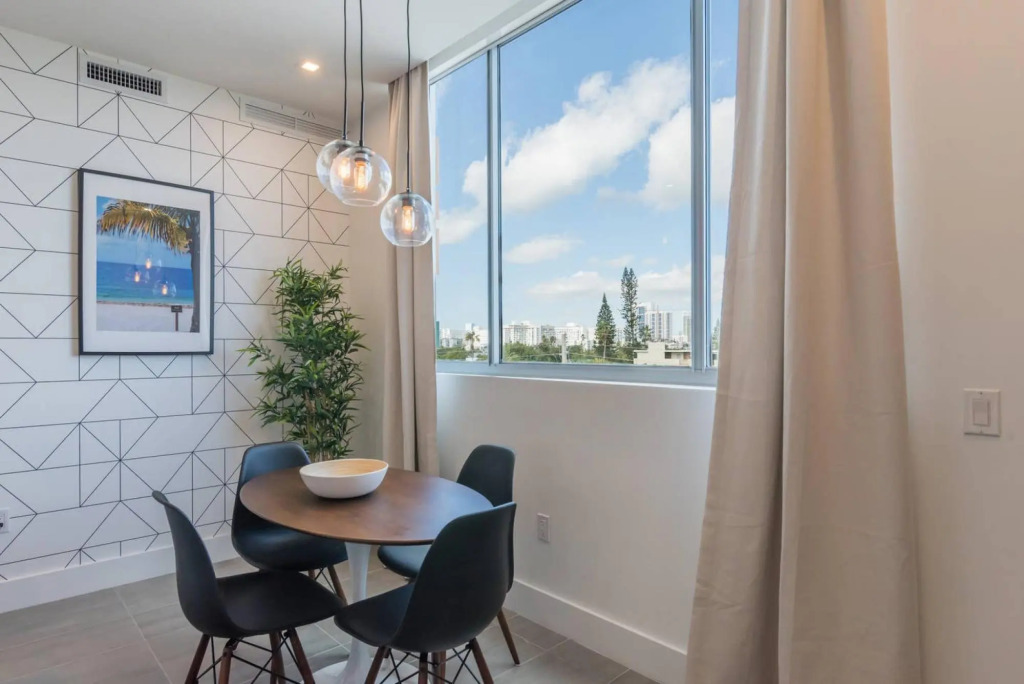 Luxury 2 bedroom apt in South Beach 402