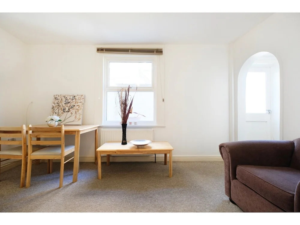 Quiet and Spacious 2-bedroom Flat , Sleeps 4