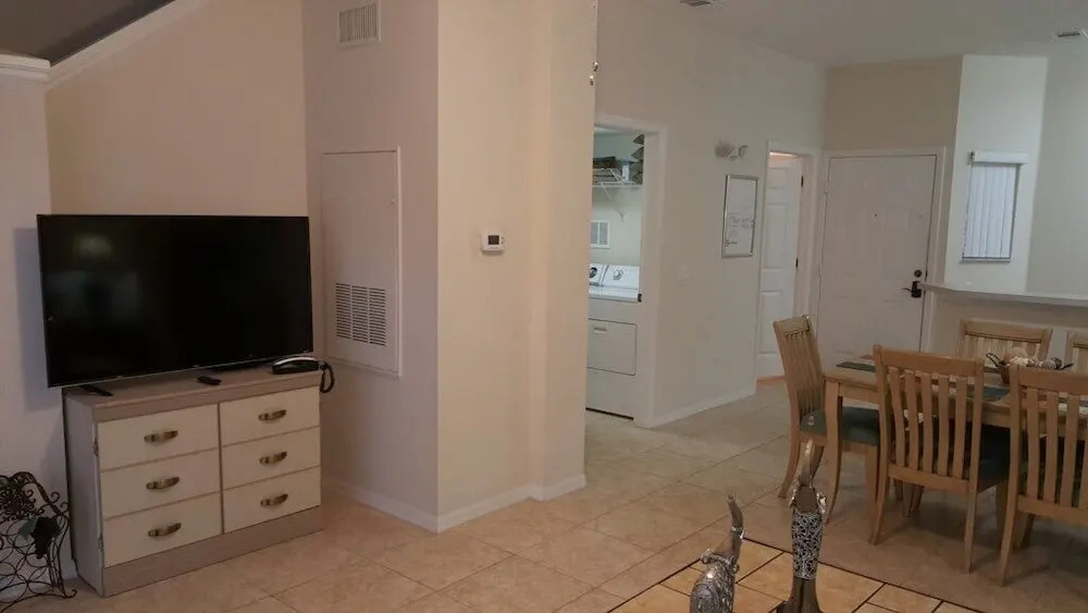 3br, 2.5ba Townhome W/ Sunny Rear Yard 3 Bedroom Townhouse by Redawning