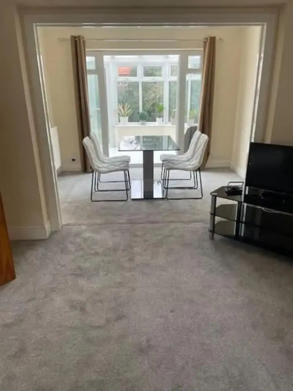 Charming House With Garden - Sleeps 6 & Parking
