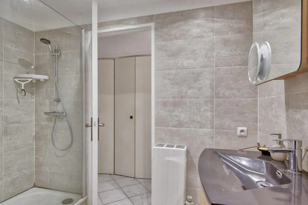 1br w AC and terrace in the heart of Toulon near train station Welkeys