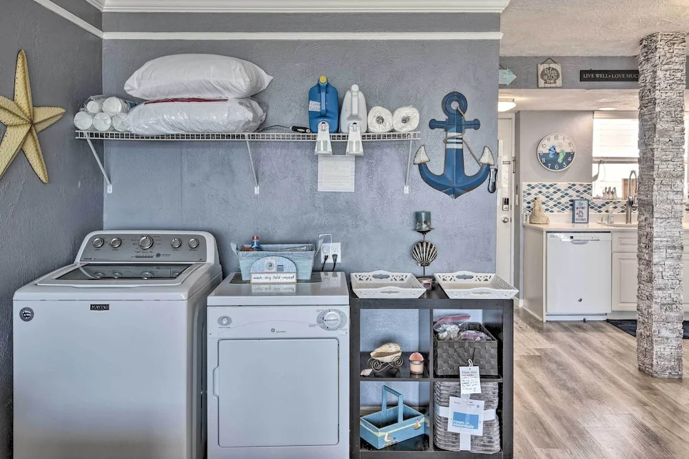 Walk to Ocean: Bright Daytona Beach Condo!