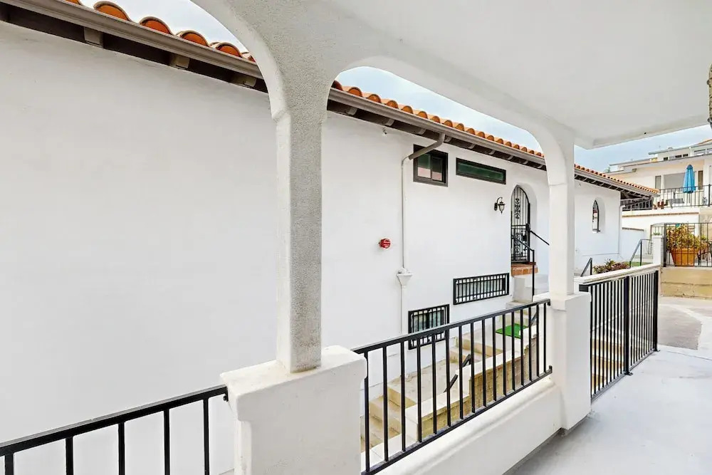 1BR Ocean-view Apt - Walk to Beach, Shops & Pier